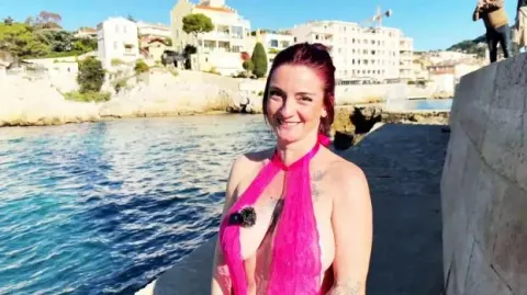 jacquieetmicheltv – Paola is definitely not cold at all!
