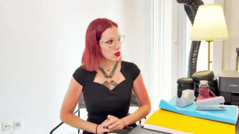 jacquieetmicheltv – Lily enjoys arousing temptation in these gentlemen…