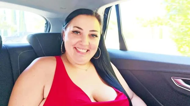 jacquieetmicheltv – Julia, 31, is the center of attention for two guys!